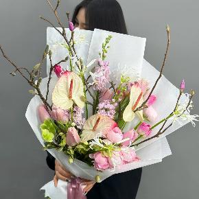 Авторский букет с антуриумами, ранункулюсами и цветущими ветками магнолии в Павловском Посаде