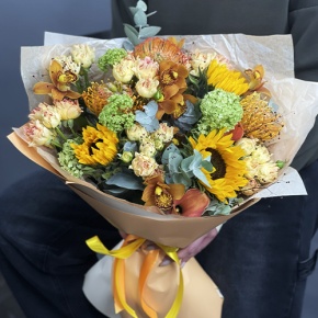 Букет "Сочиняй мечты" из подсолнухов, лейко, вибирнума, орхидей, калл, кустовых роз и талинума в Павловском Посаде