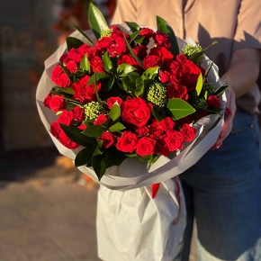 Букет "Всё возможно" из кустовых роз, скиммии, роз Эль Торо и рускуса в Павловском Посаде