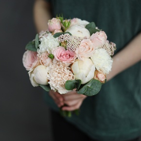Свадебный букет диантусов, пионов, роз и озатамнуса в Павловском Посаде