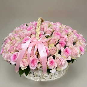 Композиция в корзине из 101 кенийской розы нежный микс (40 см) в Павловском Посаде