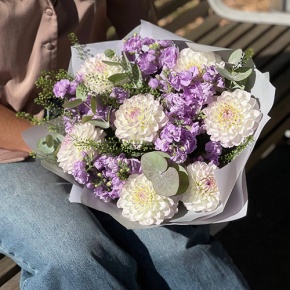 Букет "Совершенство" из георгин и ароматных маттиол в Павловском Посаде