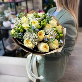 Букет "Мичиган" из пионовидных роз Баттеркап, озатамнуса, оксипеталума и гиперикума в Павловском Посаде