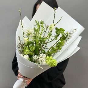Белый букет с сиренью, ранункулюсами и тюльпанами в Павловском Посаде