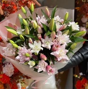 Букет из 11 ароматных пионовидных лилий в Павловском Посаде