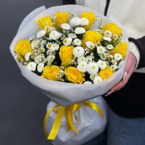 Букет "Синди" из лимонных роз, ромашек и хризантем сантини в Павловском Посаде