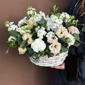 Композиция в корзине "Фея" из маттиол, диантусов, эустом и эвкалипта в Павловском Посаде