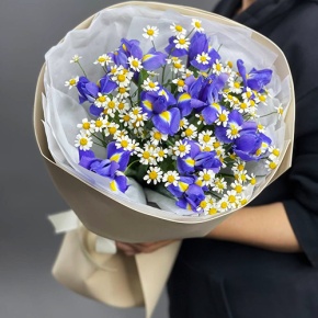 Букет из ирисов и ромашек в Павловском Посаде