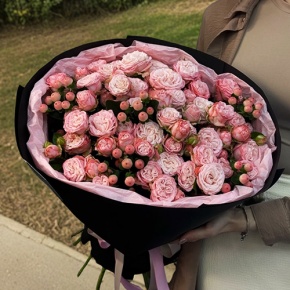 Букет из кустовых роз Бомбастик и гиперикума (50 см) в Павловском Посаде