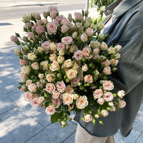 Букет из 31 кустовой розы микс (70 см) в Павловском Посаде