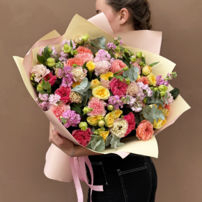 Букет "Яркая птичка" из пионовидных роз Риджертс Парк, маттиол, диантусов и эустом в Павловском Посаде