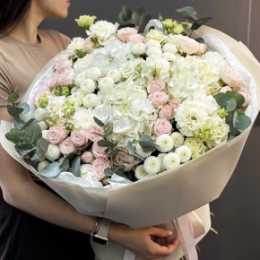 Букет "Пастелла" из кустовых пионовидных роз, Голландской Гортензии, эустомы, хризантемы Ньютон и эвкалипта в Павловском Посаде