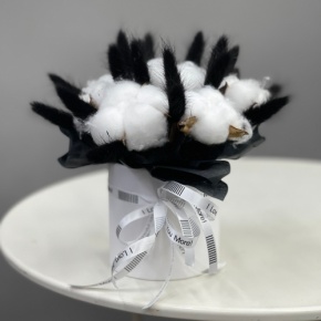 Композиция в шляпной коробке мини "Чикатуха" из хлопка и лагуруса в Павловском Посаде