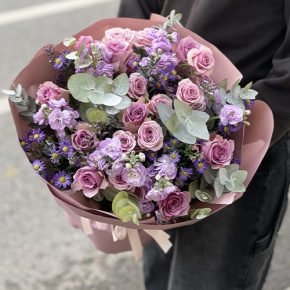 Букет "Хрустальный" из роз, астера и ароматных маттиол в Павловском Посаде