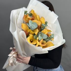 Букет из 17 оранжевых калл с эвкалиптом в Павловском Посаде