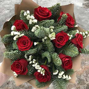 Букет из роз и лапника в Павловском Посаде