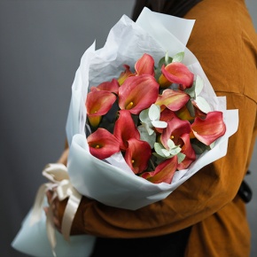 Букет из 17 нежных калл с эвкалиптом в Павловском Посаде