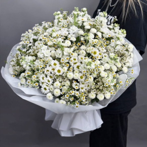 Букет "Эдем" из хризантем, маттиол и ромашек в Павловском Посаде