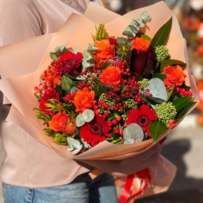 Букет "На заре" из роз, калины, скиммии, гиперикума, сафари, гербер и капса в Павловском Посаде