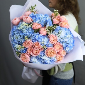 Букет "Тону в твоих глазах" из кустовых пионовидных роз Джульетта, хамелациума и гортензий в Павловском Посаде