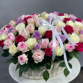 Композиция в корзине из 101 розы микс в Павловском Посаде