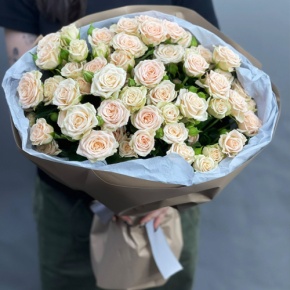 Нежный букет из 17 кремовых кустовых роз (60 см) в Павловском Посаде