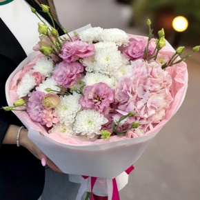 Букет "Табу" из хризантемы, Голландской гортензии и эустомы в Павловском Посаде