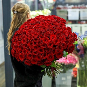 Букет 101 красная роза Ред Наоми (60 см) в Павловском Посаде
