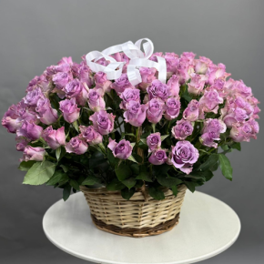 Композиция в корзине из 131 кенийской розы (40 см) в Павловском Посаде
