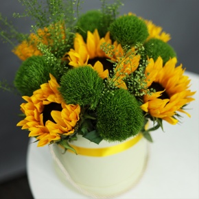 Композиция в шляпной коробке из подсолнухов и диантусов люкс в Павловском Посаде