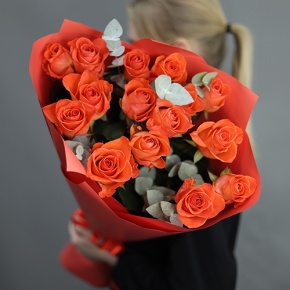 Букет из 15 морковных роз с эвкалиптом (70 см) в Павловском Посаде