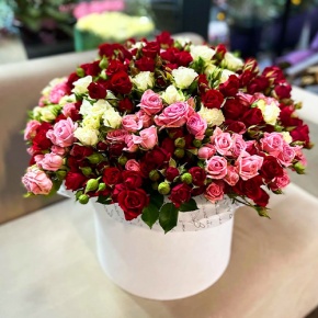 Композиция в шляпной коробке из 101 кустовой розы микс (50 см) в Павловском Посаде