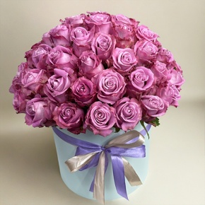 Композиция в шляпной коробке из 51 розы Меритим в Павловском Посаде