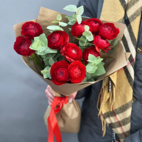 Букет из 11 ранункулюсов и эвкалипта в Павловском Посаде