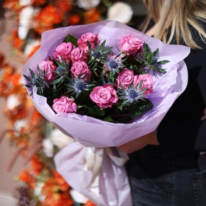 Букет "Базилио" из роз Меритим и веточек эрингиума в Павловском Посаде