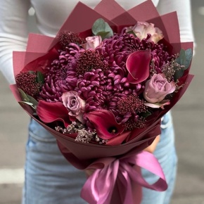 Букет "Импульс" из скиммии, калл, роз и хризантем Бигоуди в Павловском Посаде