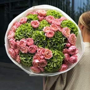 Букет "Фреш леди" из Голландских гортензий и пионовидных кустовых роз Джульетта в Павловском Посаде