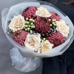 Букет "Всё что тебе касается" из хризантем Бигоуди, роз Эквадор Квиксенд и гиперикума в Павловском Посаде