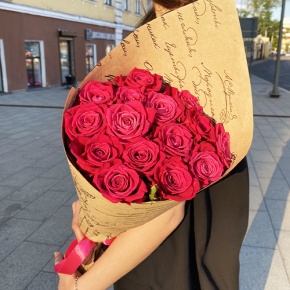 Букет из 15 роз Шангрила в крафте (60 см) в Павловском Посаде