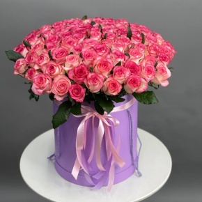 Композиция в шляпной коробке "Индиана" из 101 розы Джумилия в Павловском Посаде