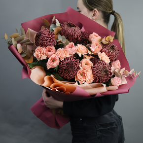 Букет "Осенний блюз" из хризантем Бигоуди, диантусов, скиммии и роз Риджентс парк  в Павловском Посаде