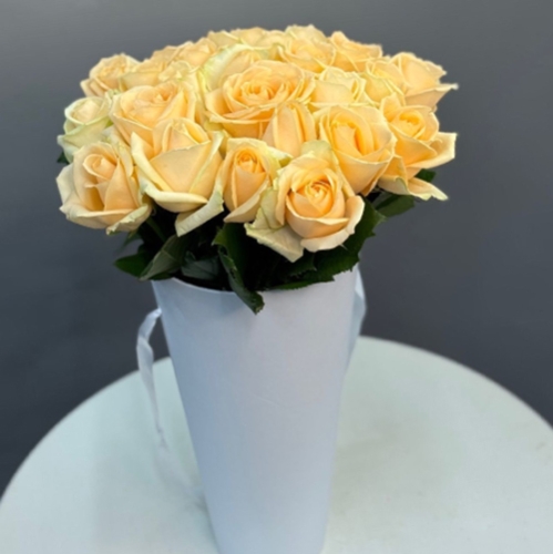 25 кремовых роз в конусе в Павловском Посаде