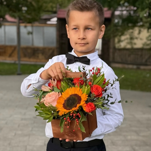 Деревянный ящик с подсолнухом, розами и калиной в Павловском Посаде