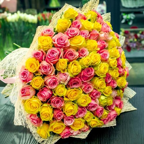 Букет из 101 розовой и лимонной розы (50 см) в Павловском Посаде