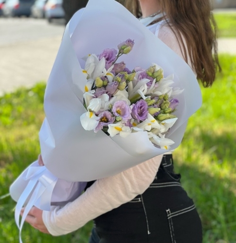 Букет "Вива ла дива" из эустом и ирисов в Павловском Посаде