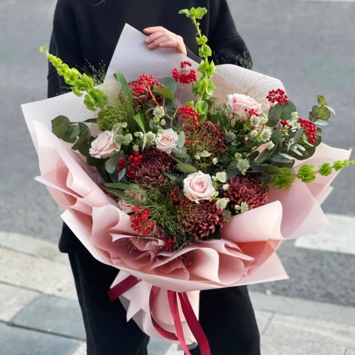 Букет "Вернисаж" из калины, хризантем Бигоуди, молюцеллы, паникума, роз и астранции в Павловском Посаде