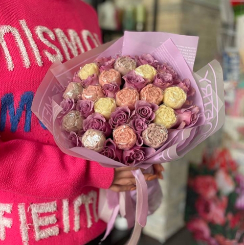 Букет из роз и шоколадных пионов в Павловском Посаде