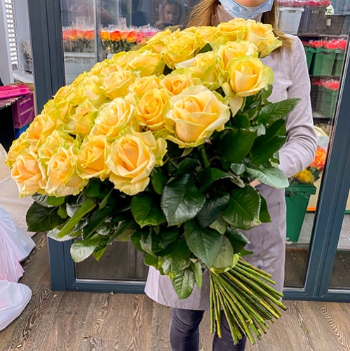 75 роз Аваланж (70 см) в Павловском Посаде