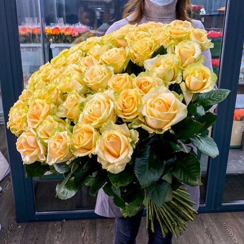 75 роз Аваланж (70 см) в Павловском Посаде