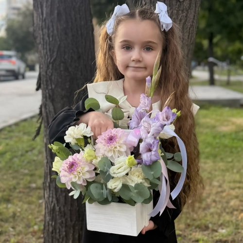 Композиция с георгинами на 1 сентября в белом ящике в Павловском Посаде